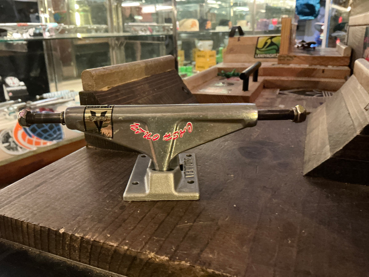 Skateboard Truck Venture x Cash Only 5.2