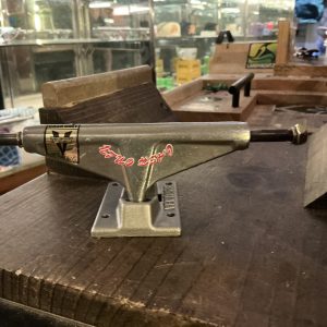 Skateboard Truck Venture x Cash Only 5.2/8